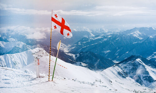 Gudauri_Georgia_ski-flag-in-the-snow